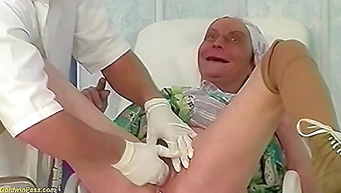 German granny gets her pussy fisted and deep inside