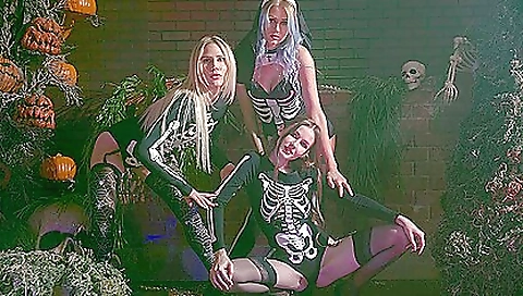 Blonde with sexy lingerie and stockings in vr porn