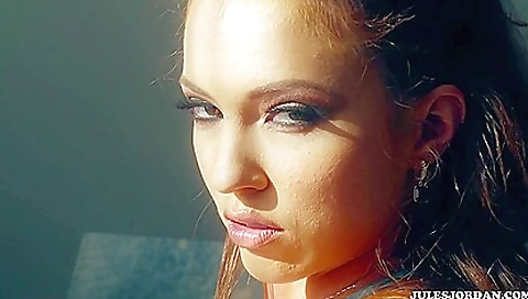 Brunette babe takes a fantastic cumshot in the open air