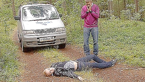 Blonde slut in a park fucked and enjoys the attention