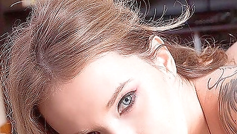 Brazilian hottie is getting squirts at her pussy on vr