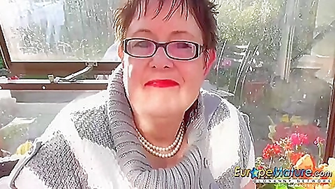 Mature black girl with a huge ass is getting her pussy filled