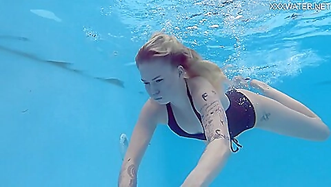 Tattooed blonde milf with small titties goes to the beach